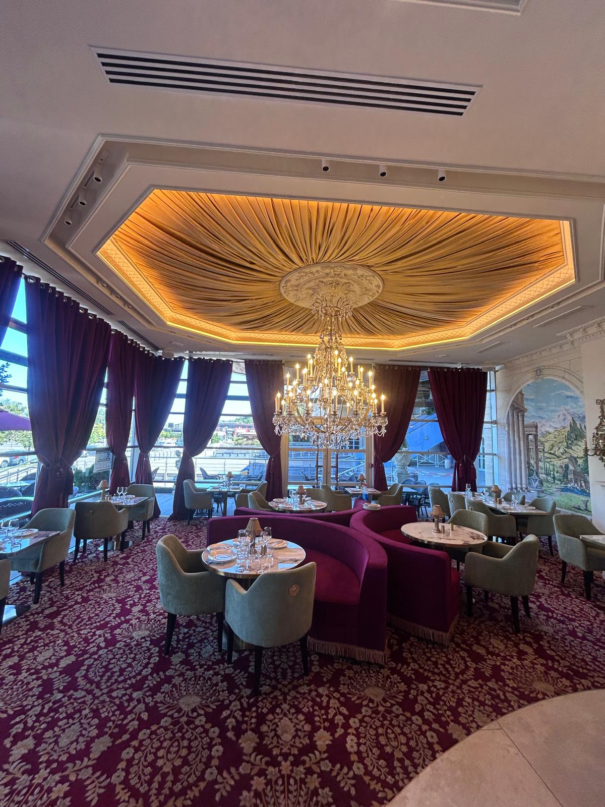 Le centre de césar avec un plafond réalisé par D-PRO